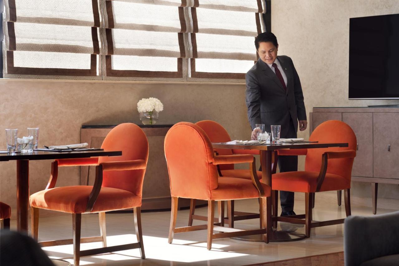 Intercontinental Riyadh By Ihg Kültér fotó A butler at the Four Seasons Hotel in Cairo