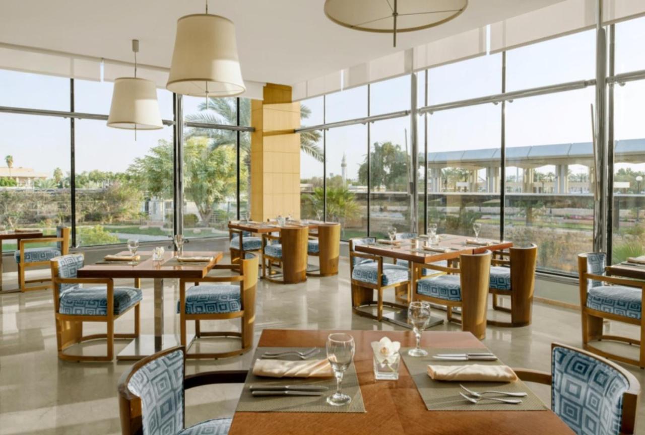 Intercontinental Riyadh By Ihg Kültér fotó The restaurant