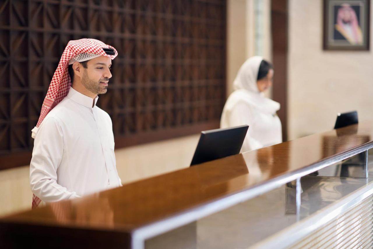 Intercontinental Riyadh By Ihg Kültér fotó Arab men in traditional dress