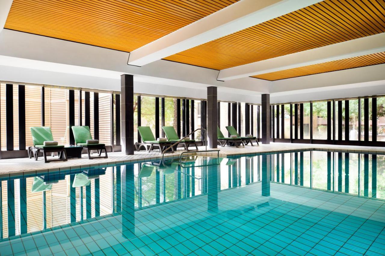 Intercontinental Riyadh By Ihg Kültér fotó The swimming pool at the hotel