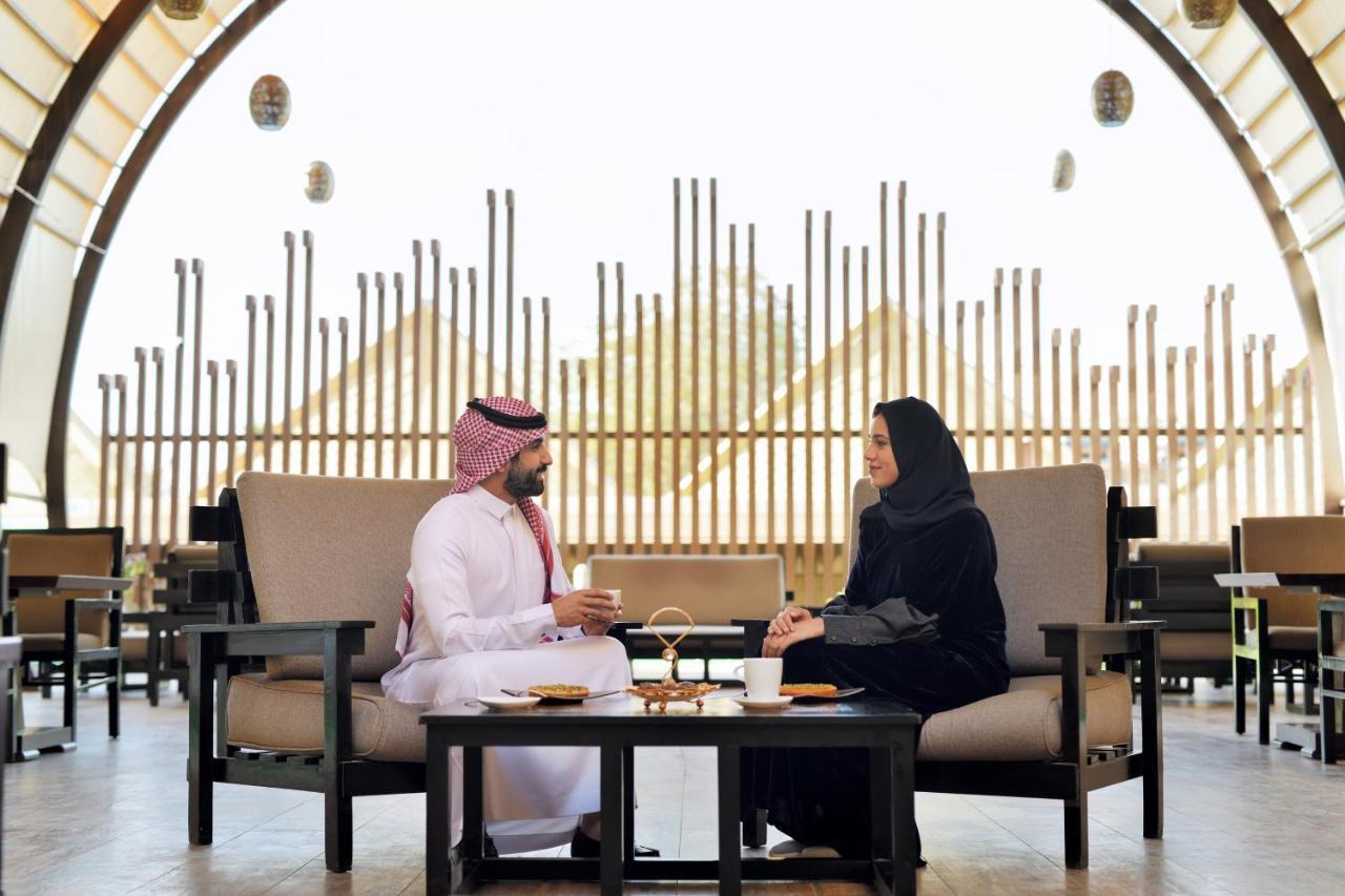 Intercontinental Riyadh By Ihg Kültér fotó A Saudi Arabian man and woman in traditional dress