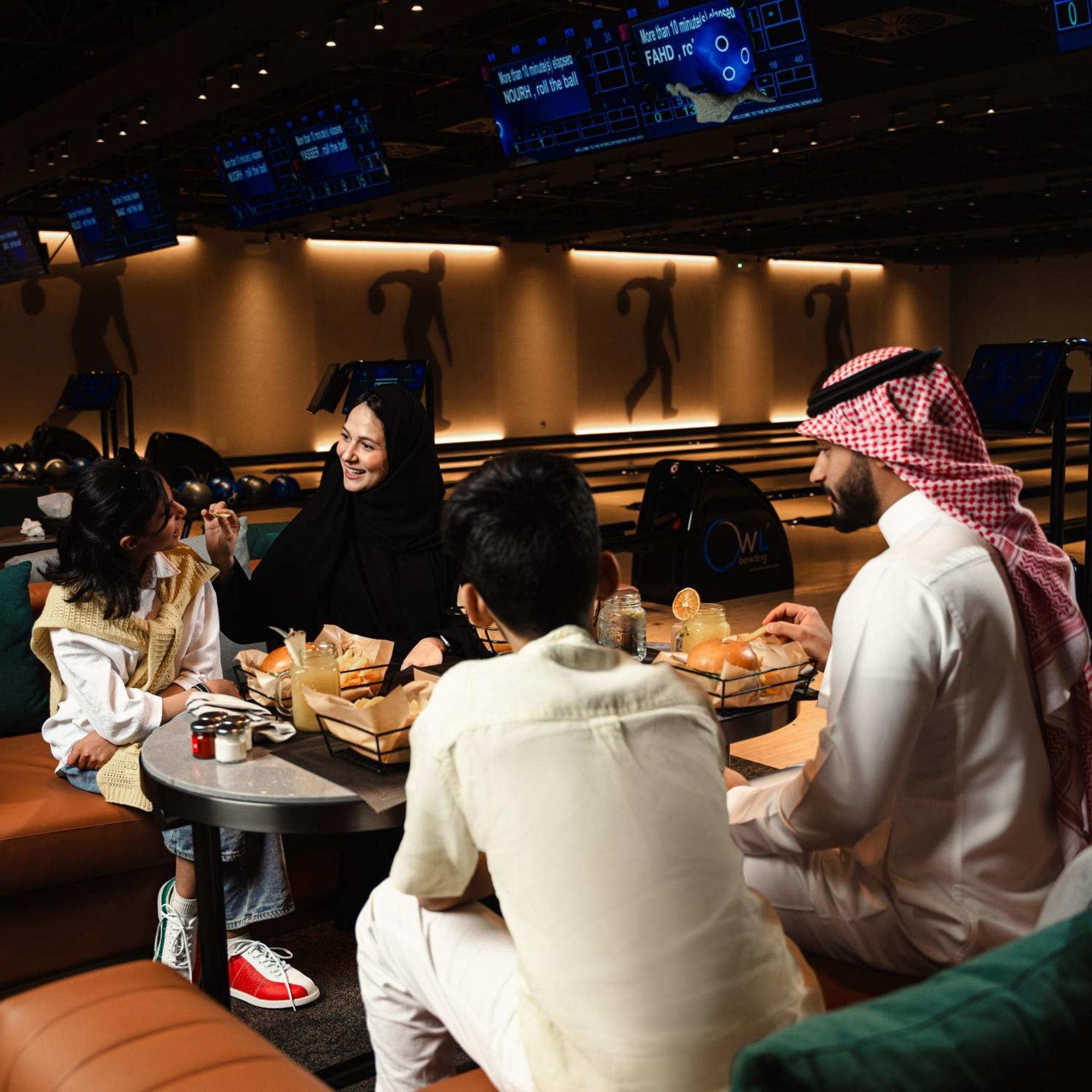Intercontinental Riyadh By Ihg Kültér fotó A family at a restaurant in the United Arab Emirates